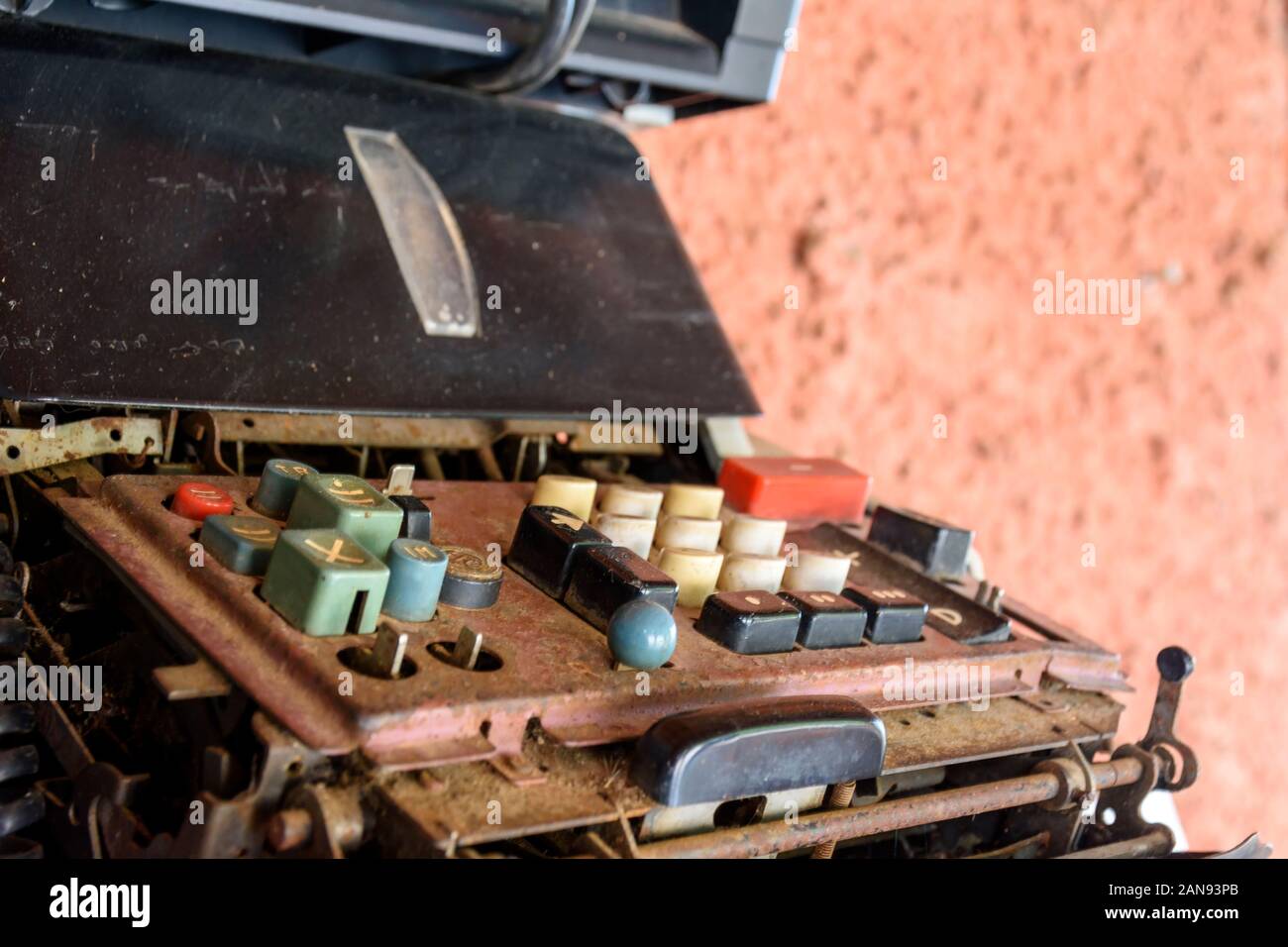 Alte, rostige und beschädigte mechanische Rechenmaschine in die müllkippe Links Stockfoto