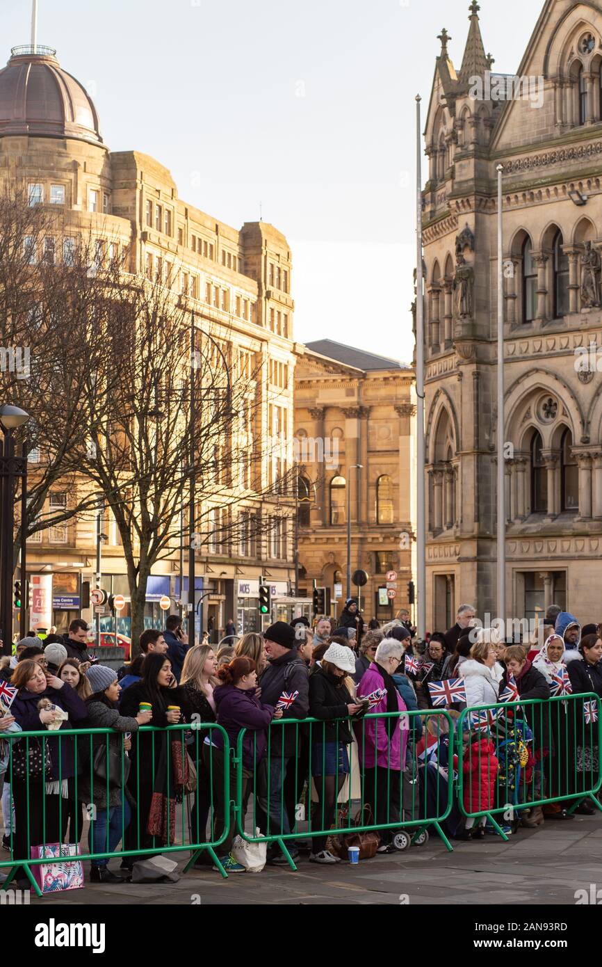 Bradford, Großbritannien - 15. JANUAR 2020: Menschenmassen warten auf die Ankunft des Dukes und der Herzogin von Cambridge in der Bradford City Hall für ihren Königlichen Besuch Stockfoto