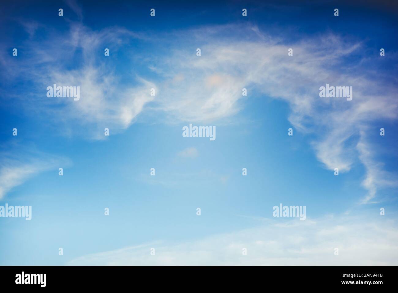 Flauschigen weißen Wolken, die in der fantastischen blauen Himmel. Stockfoto