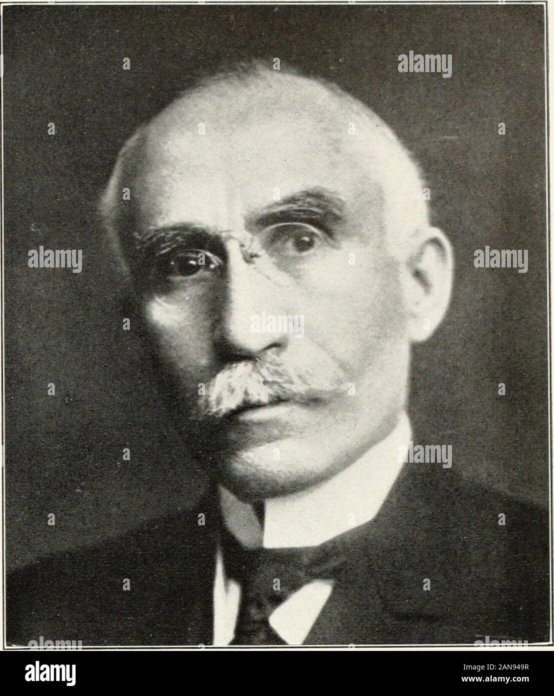 Verehrte Männer von Philadelphia und von Pennsylvania. MarcemtaiaoIjAlGHMX. JOSEPHi S.. Atty. : B. Bridgeton, N.J., Apr. 30, 1872; s. James und Jane (Elliott) MacLaughlin; Phila. Pub. Schl. und Zentrale Hohe Schl., A.B.: U. S. Gesetz Schl., LL; asst Anwalt für Commrs der Fairmount Park, Asst. Citv Anwalt, Asst. Direc. Abt. Pub. Werke; Asst. dree. Nept. von Verbrauchsmaterialien: Phoenix Lodge, Nr. 130, F. und A. M.; Busi-ness Adresse, 1522 Land Titel Geb... AJarceau CATHARINE, Joseph W., Rechtsanwalt; b. auf See whileparents, Kapitän Joseph W. und Mary E. Catharine, waren auf dem Weg nach Europa; Phila. Pub. schls.; Stockfoto