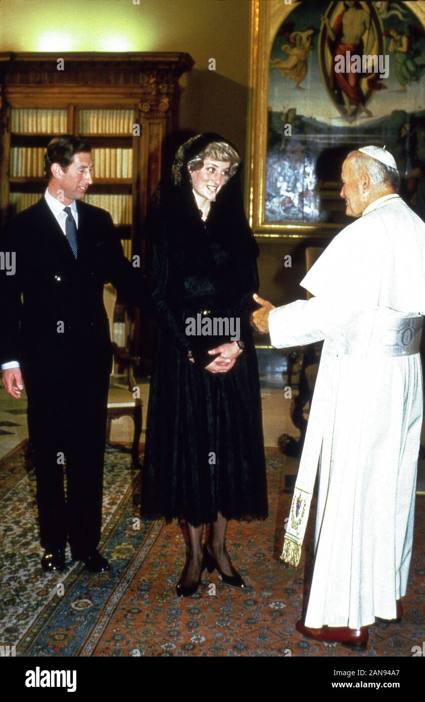 TRH Prinz und Prinzessin von Wales, Prinz Charles und Prinzessin Diana bei einer Audienz mit Papst Johannes Paul II. Im Vatikan 29. April 1985. Stockfoto