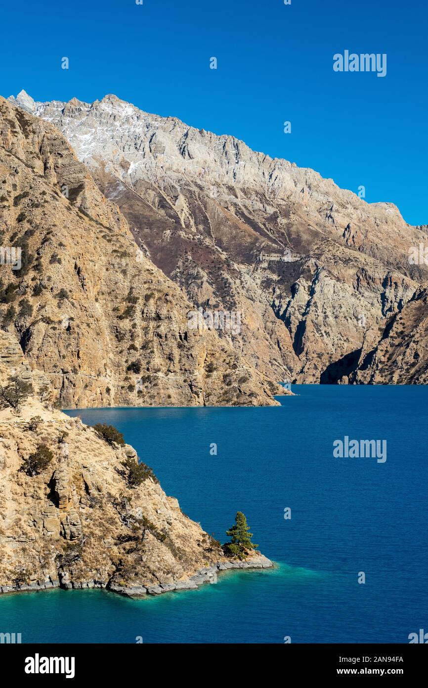 Der Phoksundo Lake, ein Gletschersee in der Dolpo-Region des Nepal-Himalayas Stockfoto