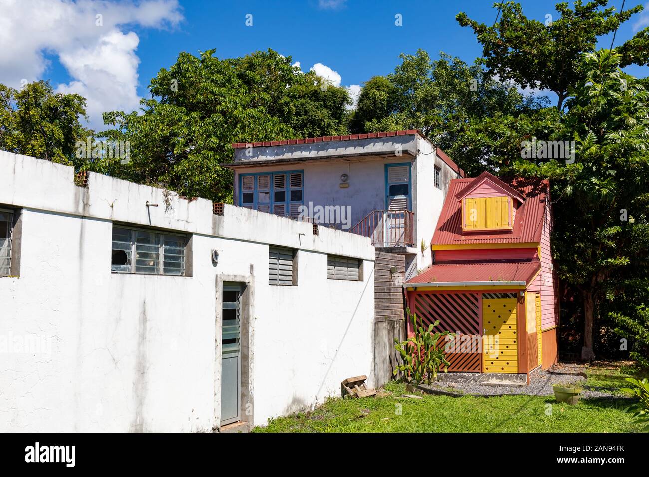 Les Anses d'Arlet, Martinique, FWI - Kleines Haus im Dorf Stockfoto