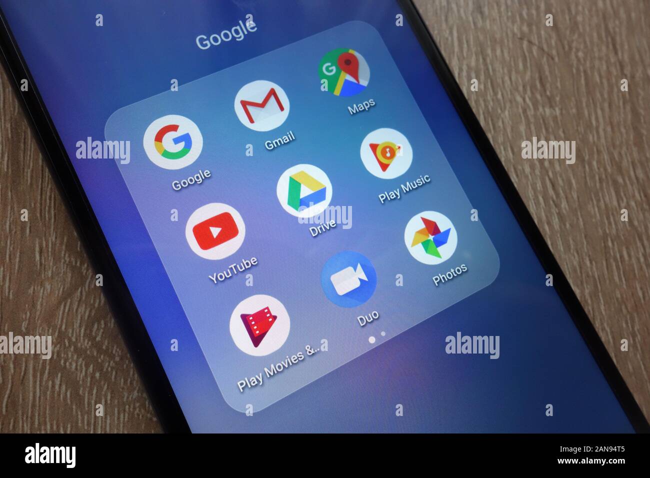 Google-Apps wie Gmail, Maps, Youtube, Duo, Play Music auf einem neuen modernen Smartphone Stockfoto