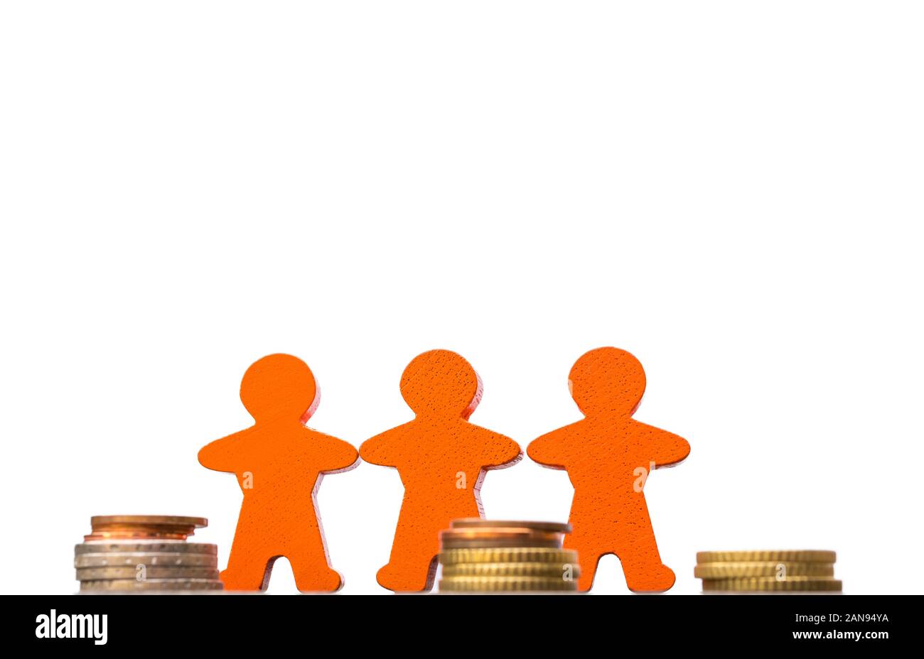 Drei Holzfiguren mit Münzen auf weißem Hintergrund als Zeichen verstärkter Finanvolumina in Partnerschaften Stockfoto