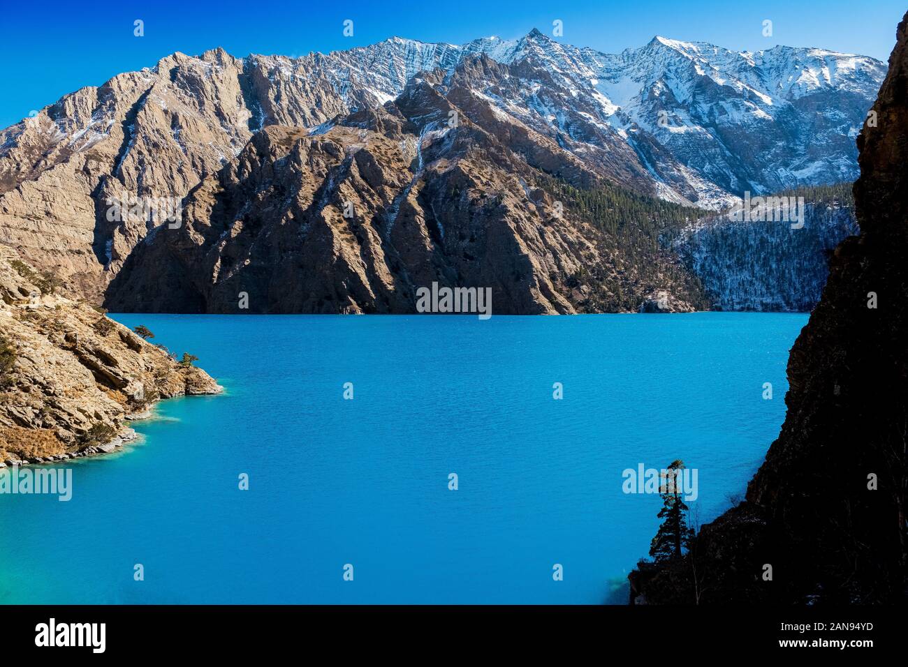 Der Phoksundo Lake, ein Gletschersee in der Dolpo-Region des Nepal-Himalayas Stockfoto