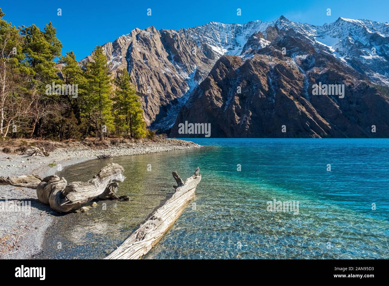 Der Phoksundo Lake, ein Gletschersee in der Dolpo-Region des Nepal-Himalayas Stockfoto