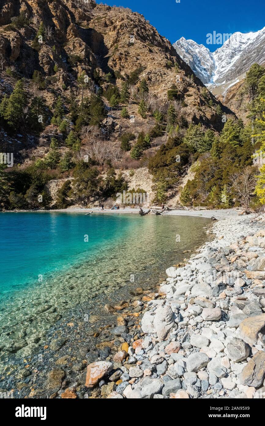 Der Phoksundo Lake, ein Gletschersee in der Dolpo-Region des Nepal-Himalayas Stockfoto
