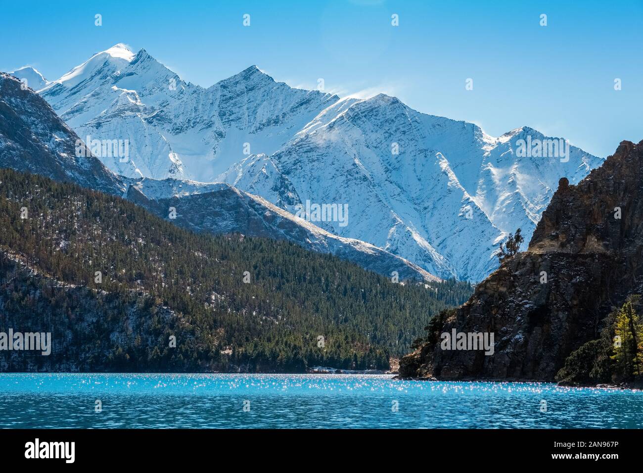 Der Phoksundo Lake, ein Gletschersee in der Dolpo-Region des Nepal-Himalayas Stockfoto