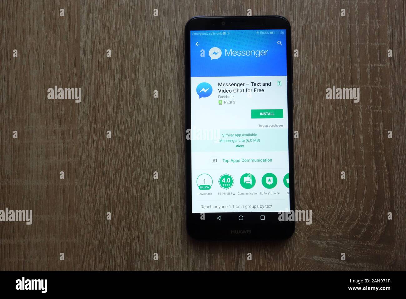 Die Facebook-Messenger-App auf der Google Play Store-Website wird auf einem modernen Smartphone angezeigt Stockfoto