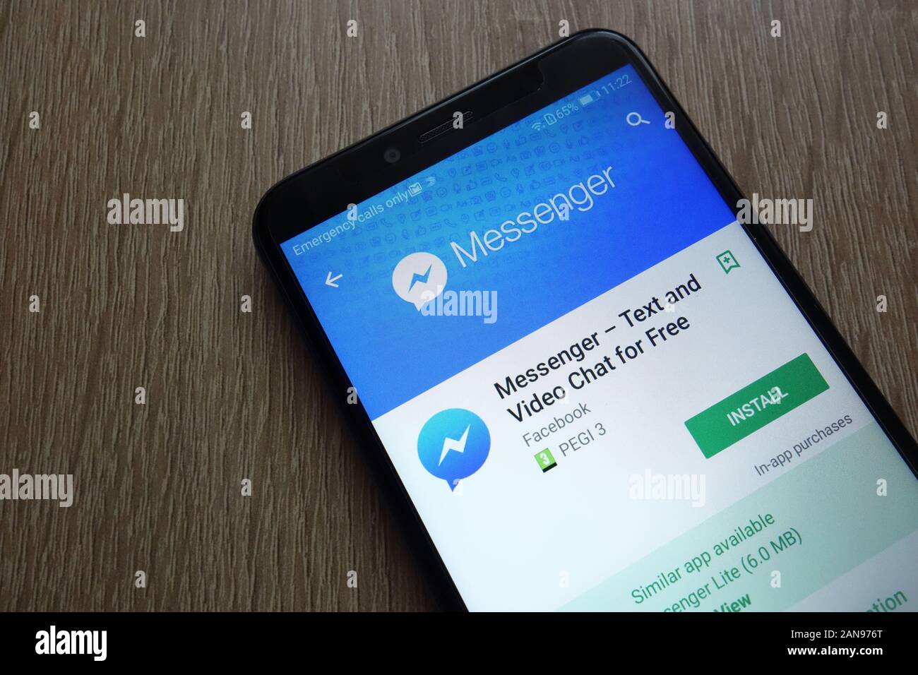 Die Facebook-Messenger-App auf der Google Play Store-Website wird auf einem modernen Smartphone angezeigt Stockfoto