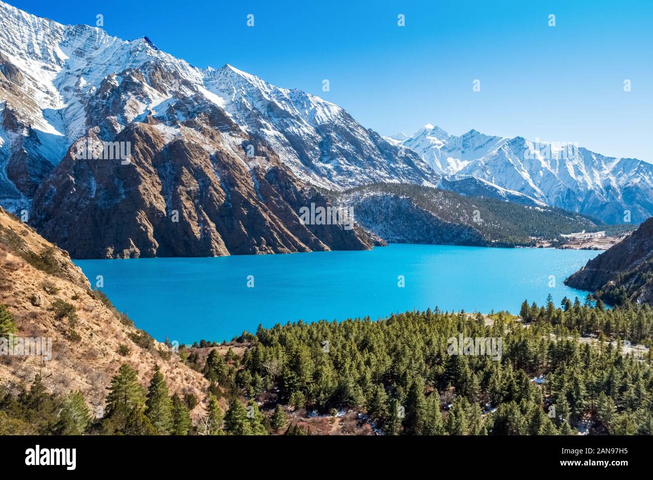 Der Phoksundo Lake, ein Gletschersee in der Dolpo-Region des Nepal-Himalayas Stockfoto