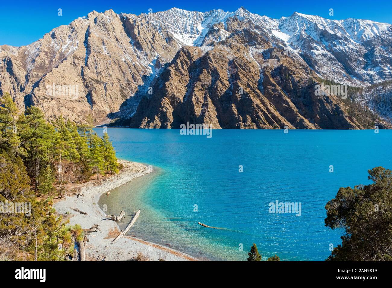 Der Phoksundo Lake, ein Gletschersee in der Dolpo-Region des Nepal-Himalayas Stockfoto