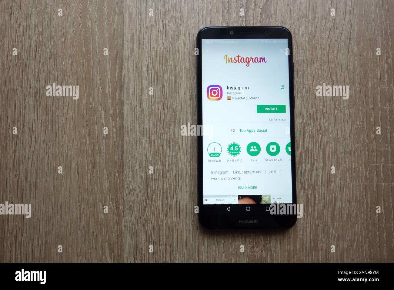Instagram App bei Google Website spielen Store angezeigt auf Huawei smartphone Stockfoto