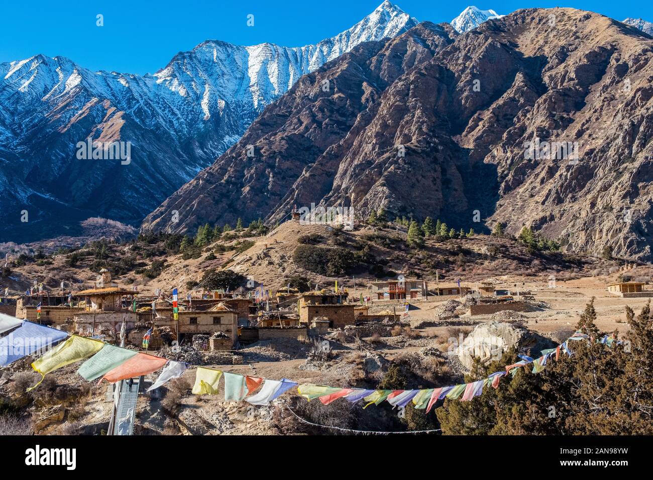 Das ethnische tibetische Dorf Ringmo/Phoksundo in der Dolpo-Region im Nepal Himalaya Stockfoto