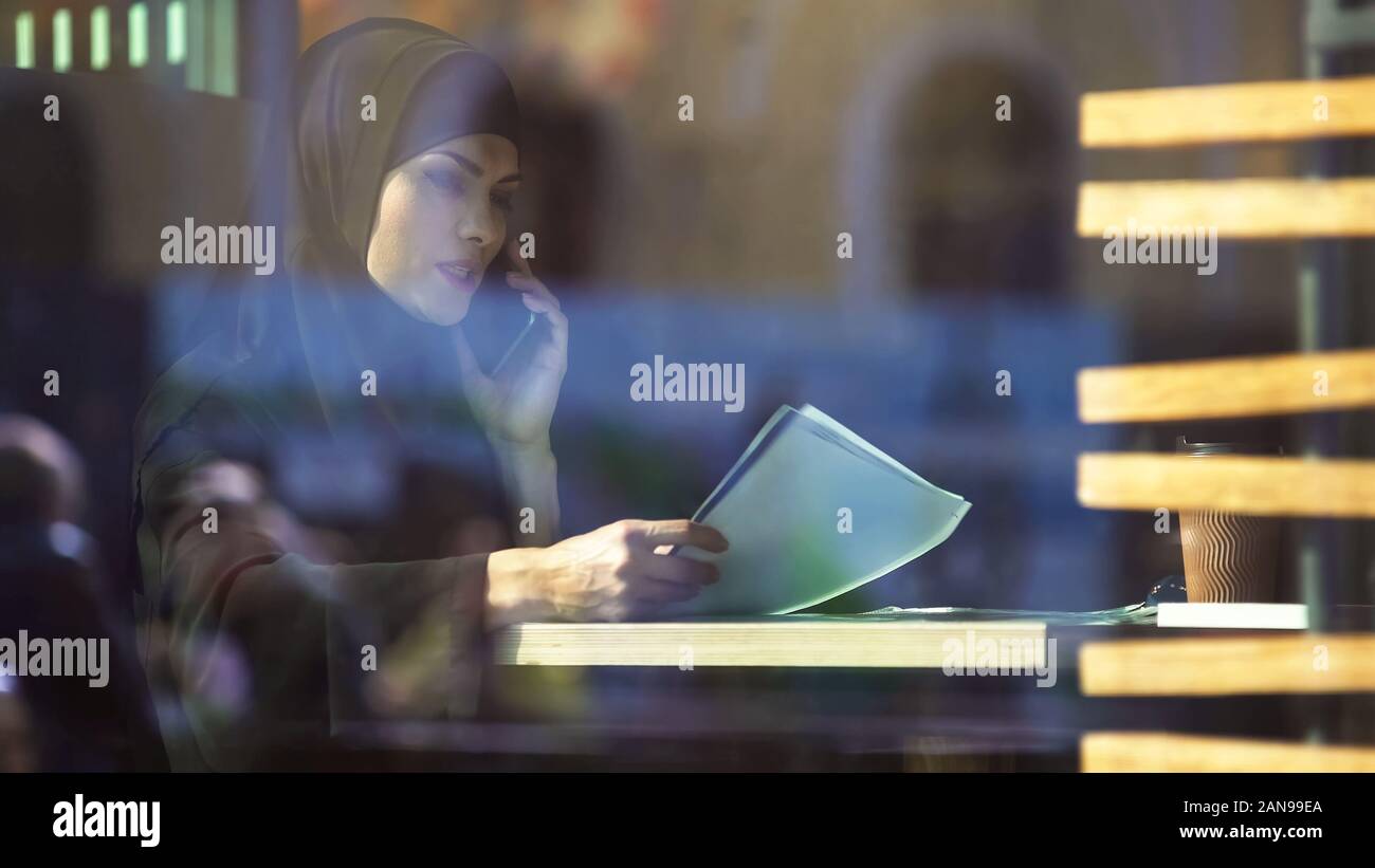 Frau hijab durch Vertrag im Cafe, Partner, kostenfreie muslimischen Frau Stockfoto