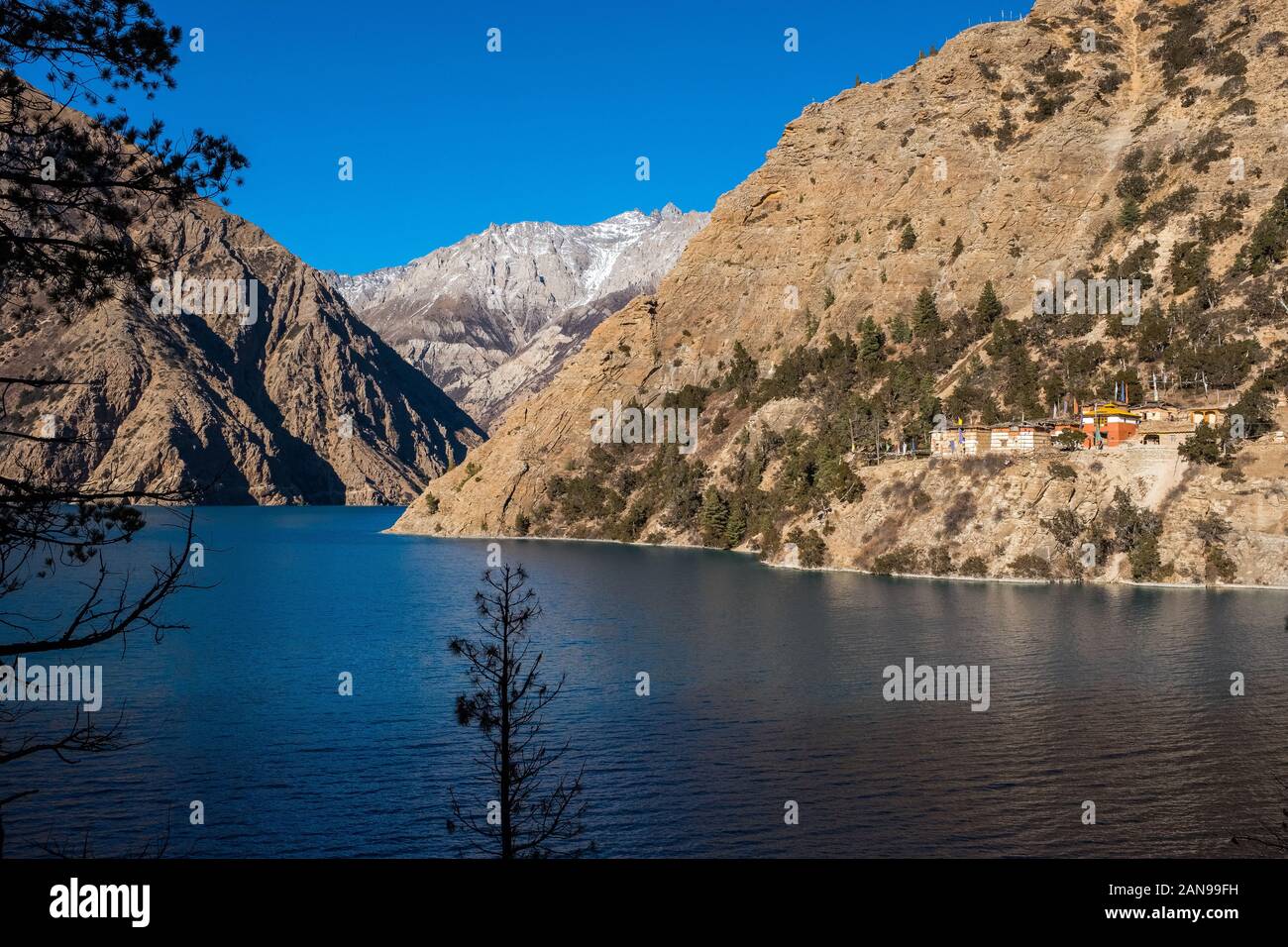 Der Phoksundo Lake, ein Gletschersee in der Dolpo-Region des Nepal-Himalayas. Über dem Wasser sitzt das Bon Buddhist Kloster / Gompa Stockfoto