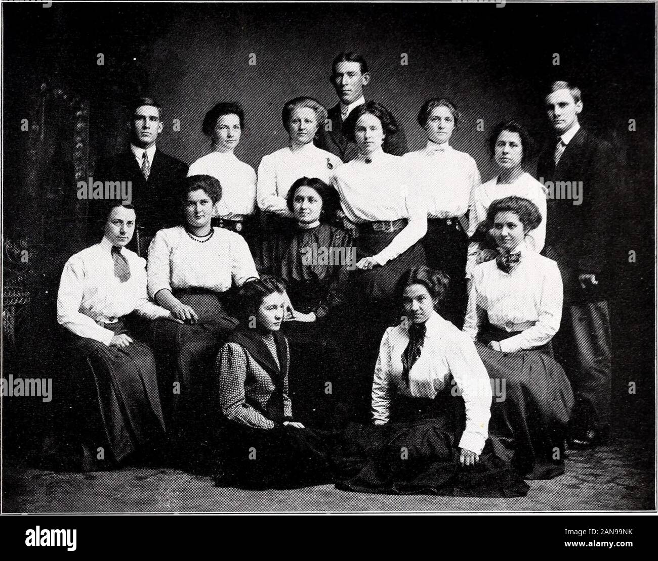 Der Crimson Rambler. seinen Pullover, Hoclscher Warum hedidnt Verschleiß sein Kleid Mantel, Alark warum er ruhig gehalten, und zuletzt, askHarold, wo er das größte Hotel gefunden? , Bv, wer bei ihnen war. C.C.11 PERSONAL DER CLUB. Tenöre Bässe J. Wm. Getzendaner L. O. Welge S. N. Zimmermann. Orville Craig Arthur Loomis R. M. Hartman Mark Getzendaner,, Arthur Schmidt Turner Foley^ Harold Hendricks William Jones Bernard Hoelsher Harmon Snyder - H.W. Hartman^ v.. W. G. Hill, Liedbegleiter PROGRAMM TEIL I Battle Hymn (CED) JJ^ agucr Chorus Dieser würde ich tun Cliapiiiaii Herr J. W. Getzendaner S Stockfoto