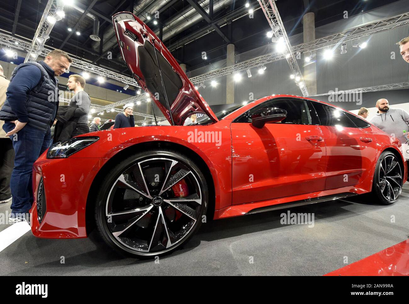 Wien. 16 Jan, 2020. Foto auf Jan. 16, 2020 zeigt ein Fahrzeug bei Audi Ausstellungsfläche der Vienna Autoshow 2020 in Wien, der Hauptstadt von Österreich angezeigt. Die Auto Show in der Messe Wien begann am Donnerstag, bei dem elektrische Fahrzeuge der chinesischen Automobilhersteller Anhui Jianghuai Automobil Group Corp. Ltd (JAC-Motoren) lenkte die Aufmerksamkeit vieler Besucher. Quelle: Guo Chen/Xinhua/Alamy leben Nachrichten Stockfoto