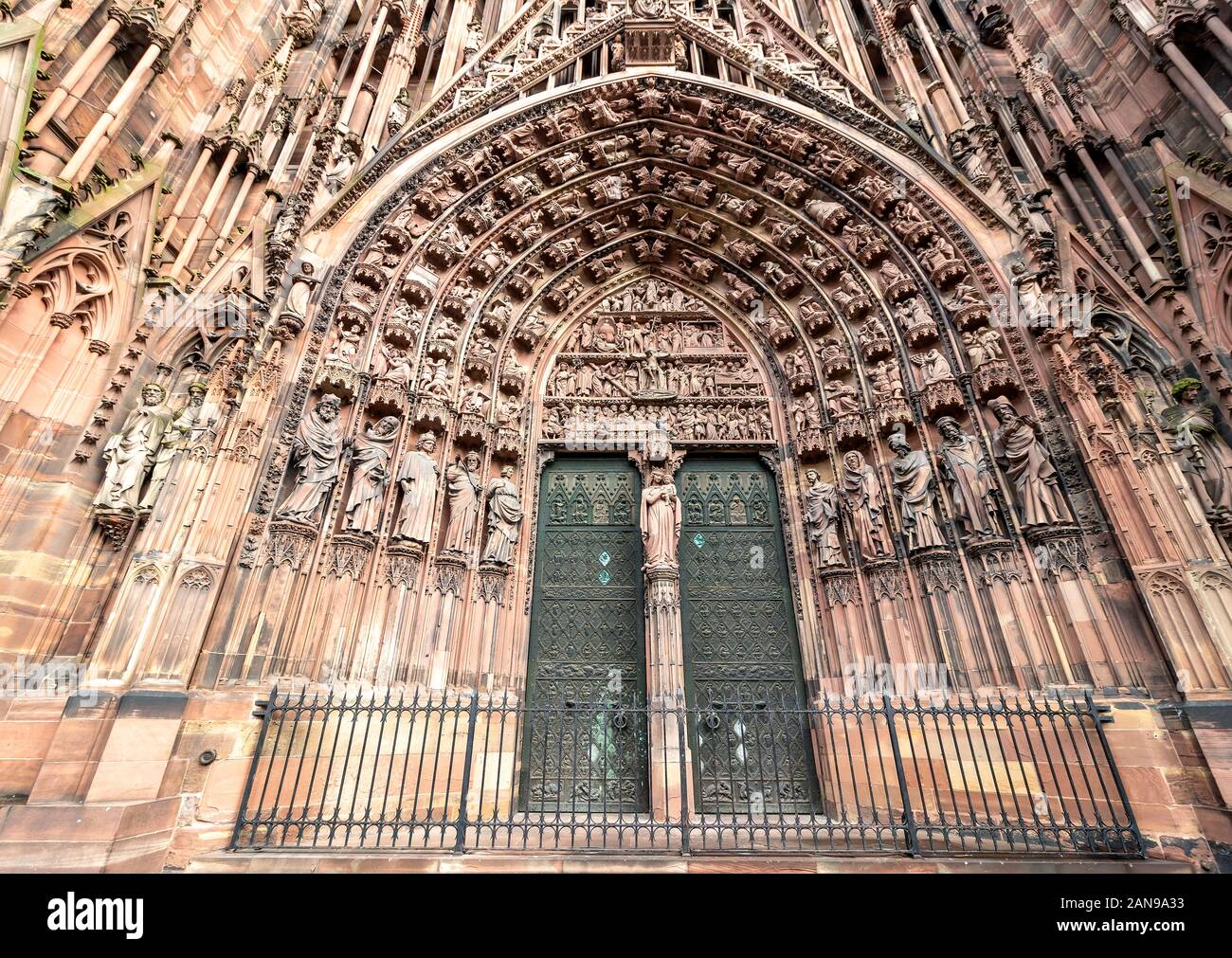 Haupteingang der Kathedrale von Straßburg oder die Kathedrale Unserer Lieben Frau von Straßburg (Französisch: Cathédrale Notre-Dame de Strasbourg, oder Cathédrale de Strasbourg Stockfoto