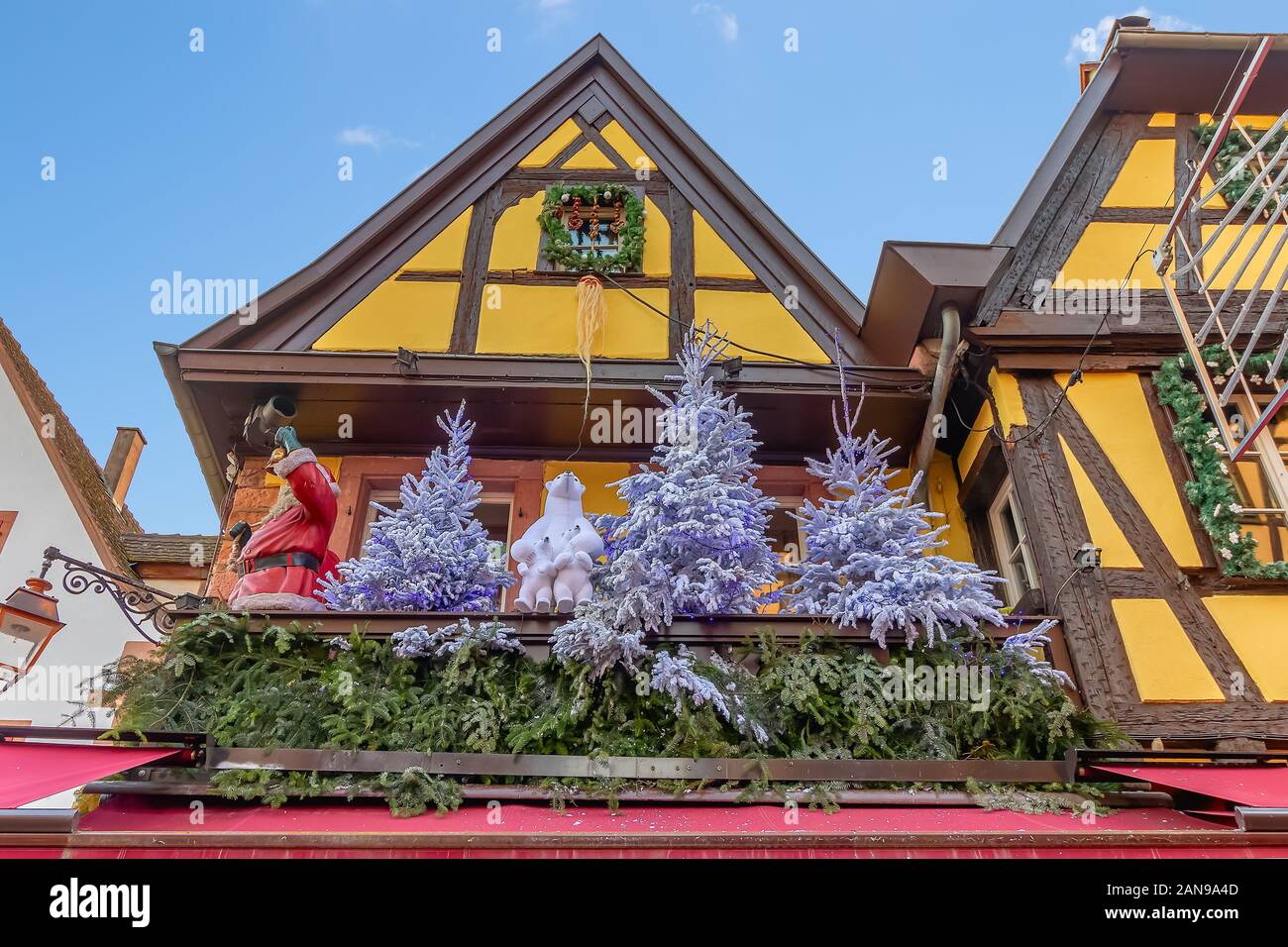 Weihnachtsdekoration in Riquewihr im Elsass Wein Region, Frankreich Stockfoto