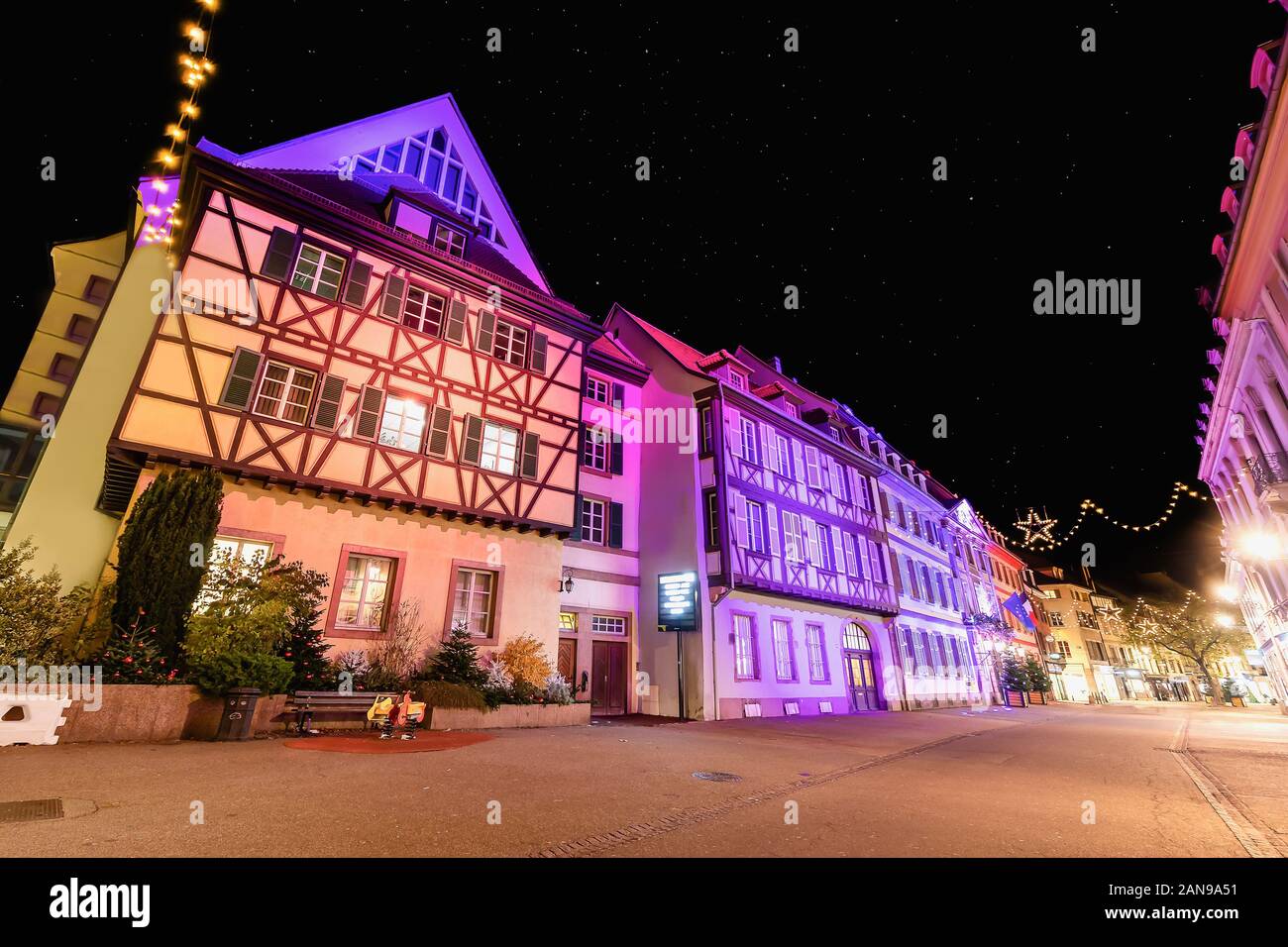 Traditionellen elsässischen Fachwerkhäuser housesin Petite Venise oder kleine Venedig, Altstadt von Colmar, dekoriert und in der Weihnachtszeit, im Elsass, beleuchtete, F Stockfoto