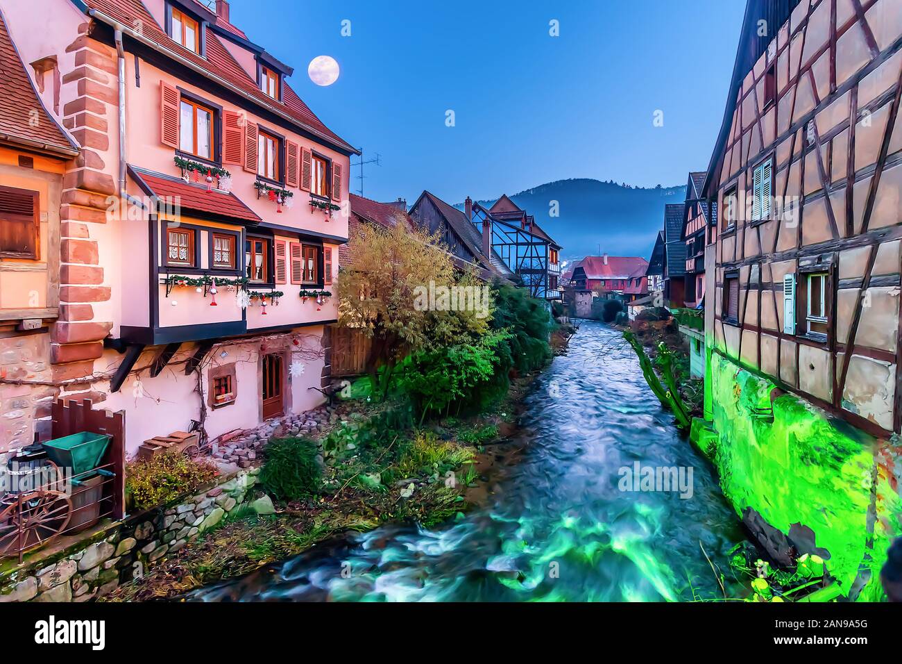 Fotos mit langer Belichtungszeit der traditionellen bunten Haus in Kaysersberg, Elsass, dekoriert und an Weihnachten, Frankreich beleuchtet Stockfoto