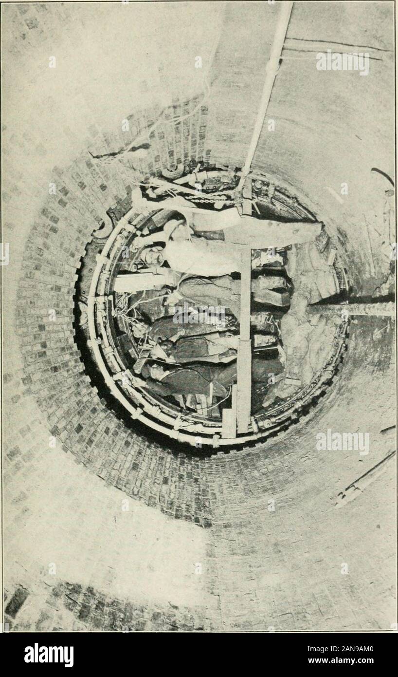 First-Nineteenth Jahresbericht der städtischen Wasserversorgung und Abwasserentsorgung board.. 1901-1919. 150 Fuß. Der gesamte Tunnel, fadenverteilung Die exceptionof 40 Fuß, hat im Berichtszeitraum ausgehoben worden. Die durchschnittliche Rate der Ausgrabung im Tunnel 17 Fuß war pro Woche, mit einem Maximum von 46 Fuß. Abschnitt 73, West Roxhury. Abteilung Ingenieur von, - C. Barton Pratt. Conirac^ oder. - Nationale Contracting Company, New York, N.Y., Das 9-Fuß-Rundschreiben Kanalisation, im Süden und in der Mitte Straßen, extendsfrom in der Nähe von St. Joseph Street in der Nähe der Boylston Street, einer Entfernung von 4,775 m. Die gesamte Länge Stockfoto