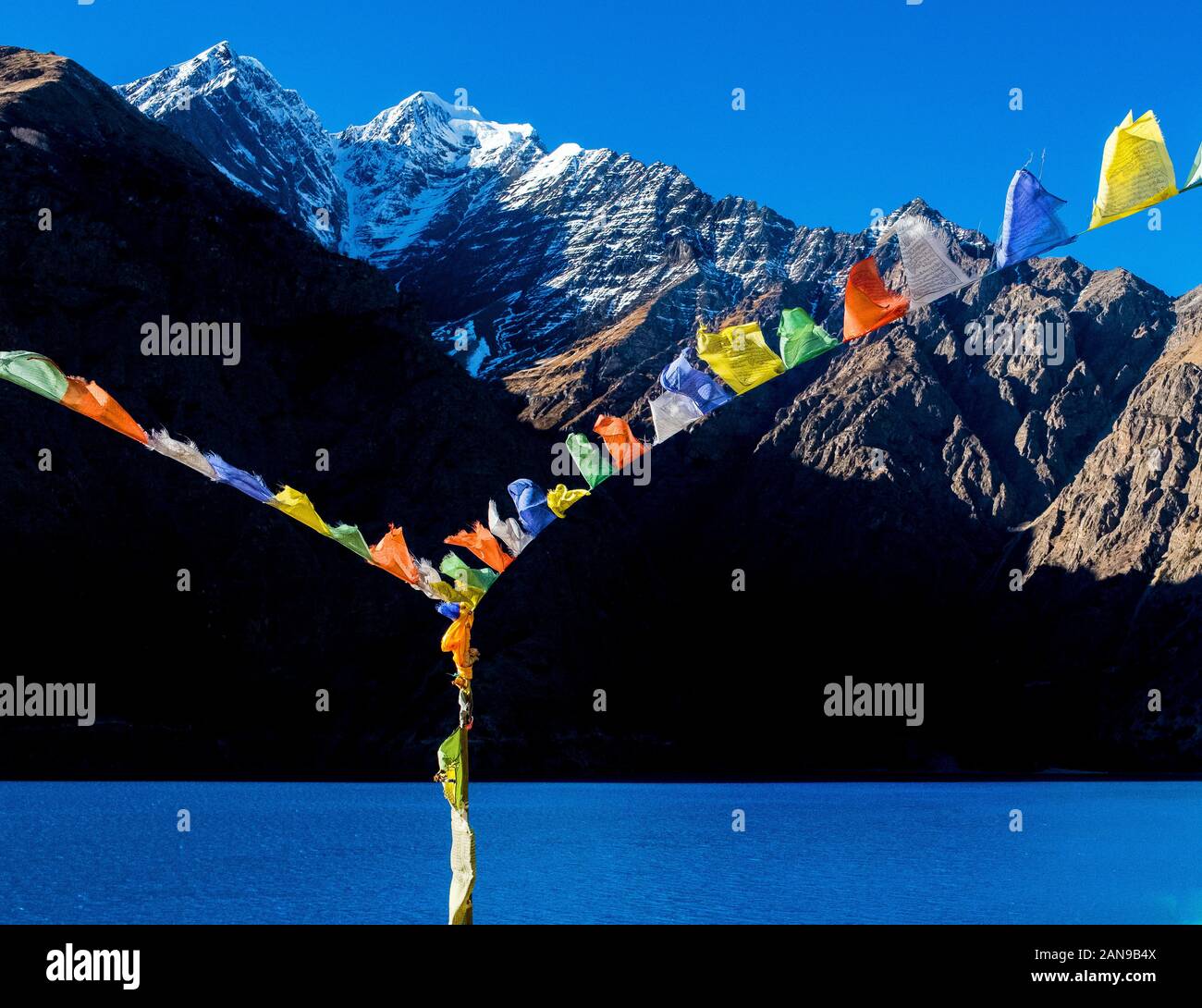 Der Phoksundo Lake, ein Gletschersee in der Dolpo-Region des Nepal-Himalayas Stockfoto