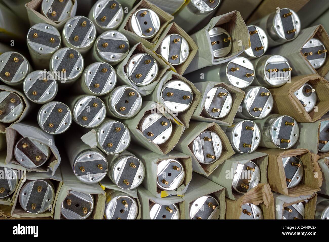 Leuchtstoffröhren Licht. Viele alte Qual, Glas Leuchtstofflampen sind in Papier Verpackung für das Recycling. Schädlich für die Umwelt. Zusammenfassung Hintergrund. C Stockfoto