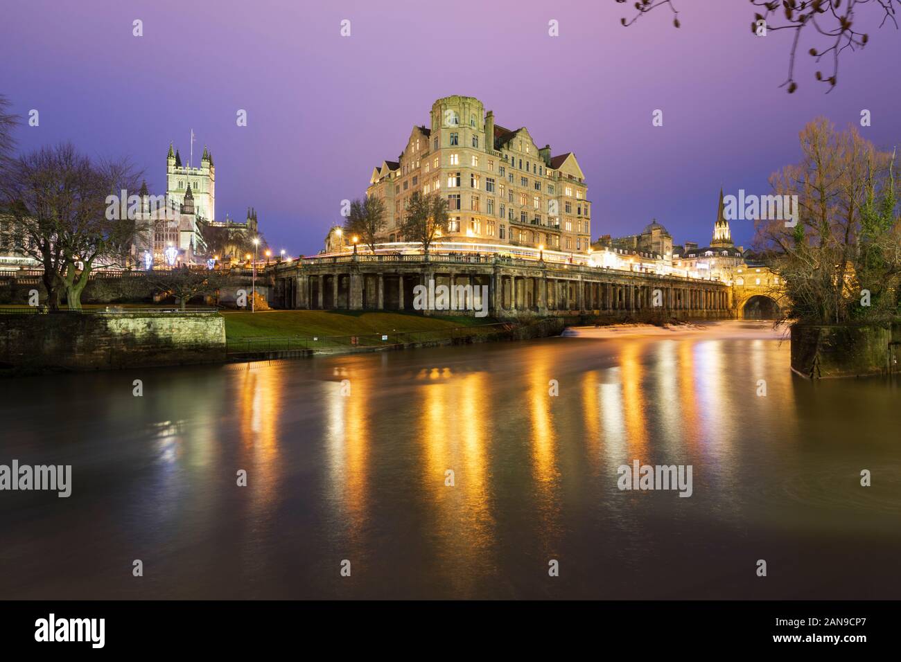 Blick über den Fluss Avon in den Empire Hotel und die Abtei von Bath mit Flutlicht in der Dämmerung, Badewanne, Somerset, England, Vereinigtes Königreich, Europa Stockfoto