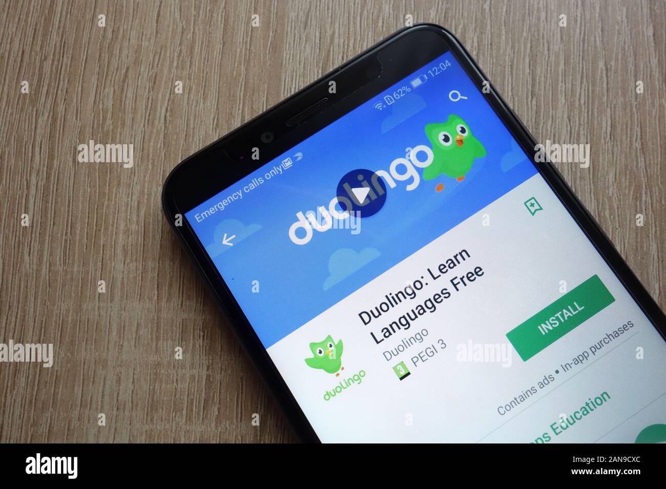 Duolingo: Learn Languages kostenlose App auf der Website des Google Play Store, die auf dem Huawei Y6 2018-Smartphone angezeigt wird Stockfoto