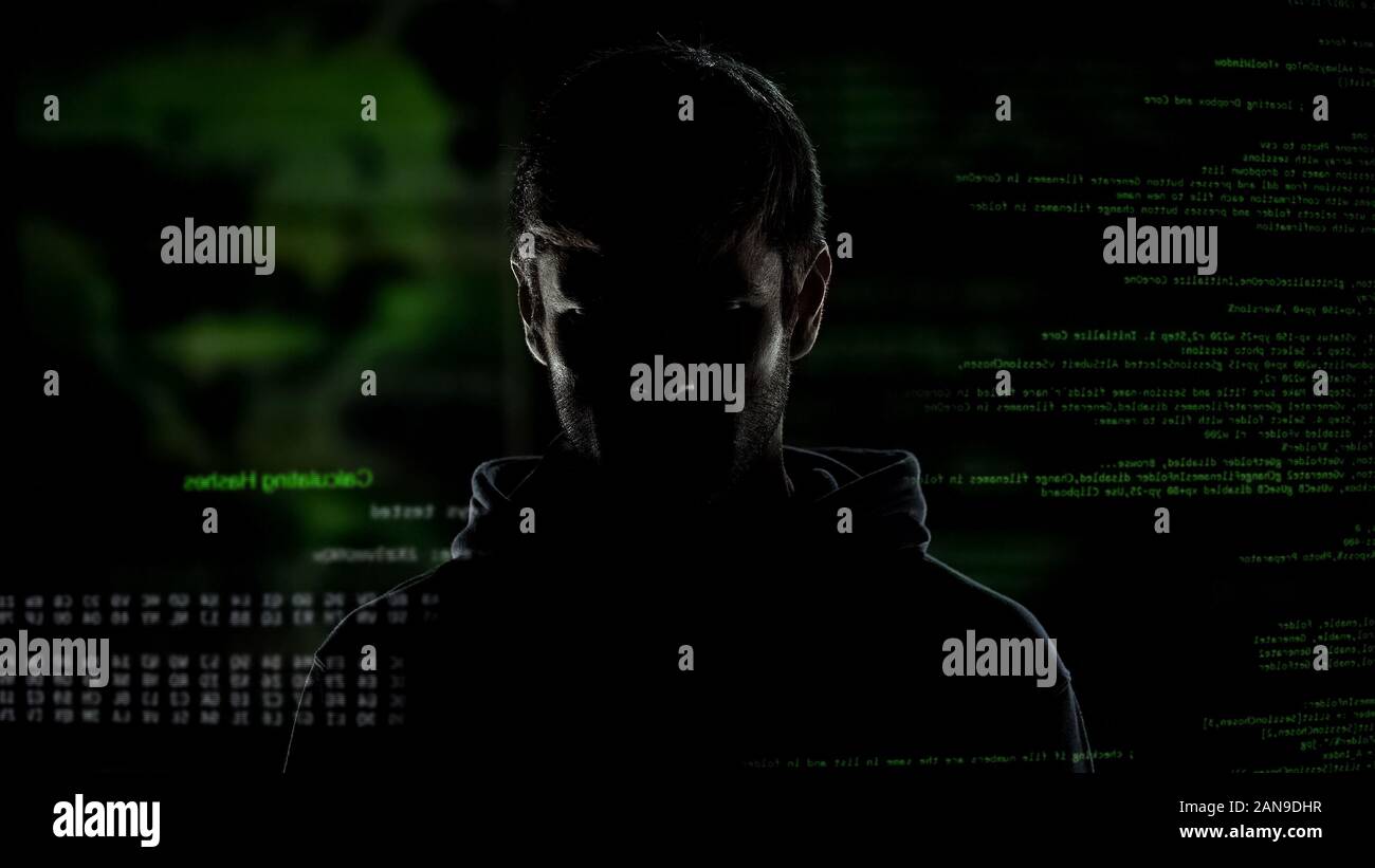 Junge incognito Mann, internet Hacker mit Nummern und Codes, Computerkriminalität Bedrohung Stockfoto