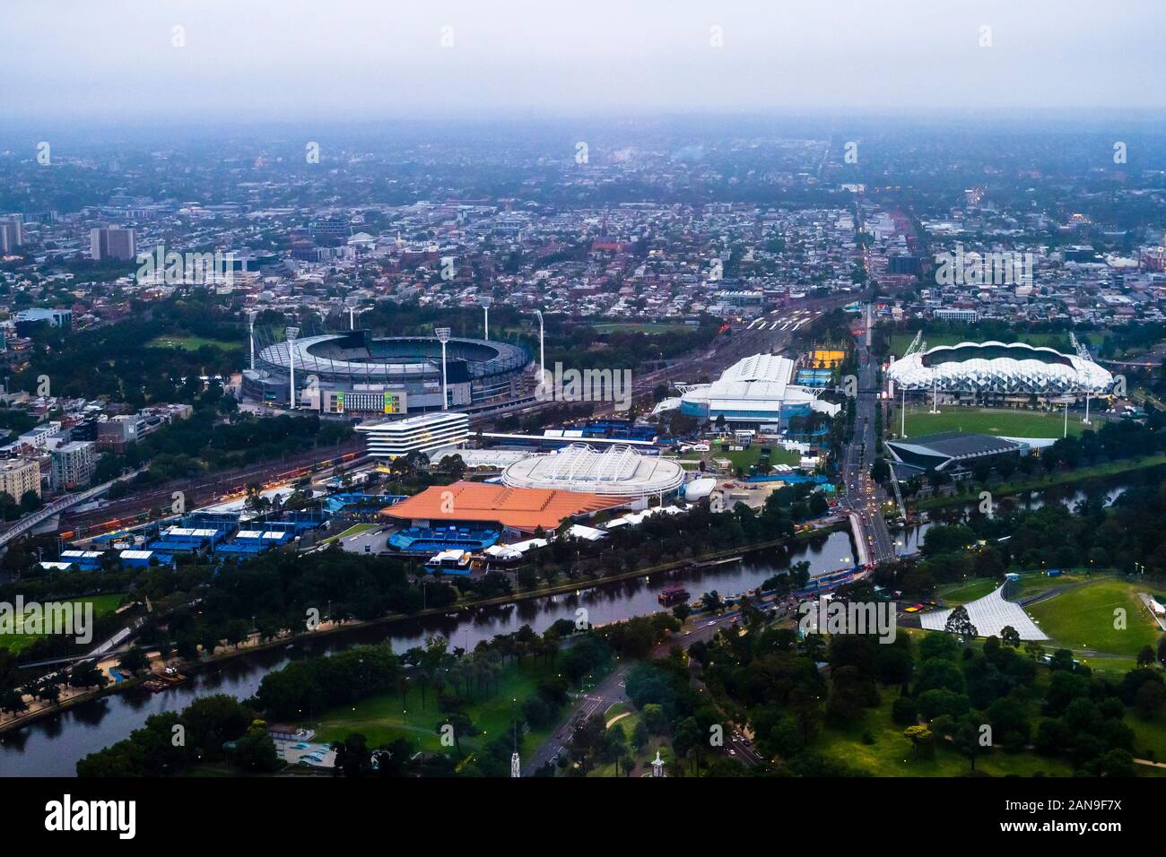 Hohen Schuß mit Blick auf den sporting Arenas von Melbourne Park durch den Fluss Yarra, Melbourne, Victoria, Australien Stockfoto