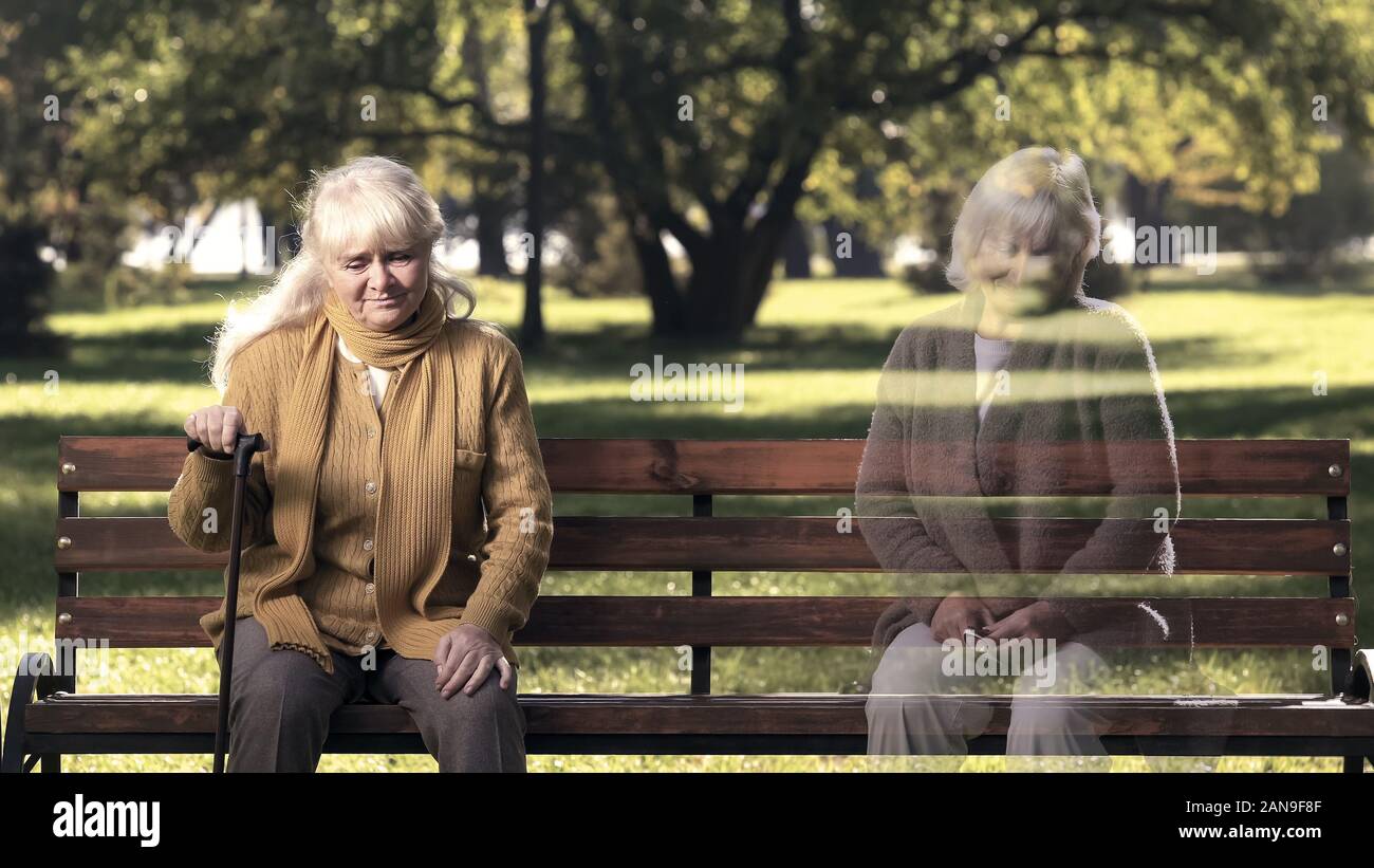 Alte einsame Dame fehlt Ihrem guten Freund, im Park sitzen, unglücklich Rentner Stockfoto