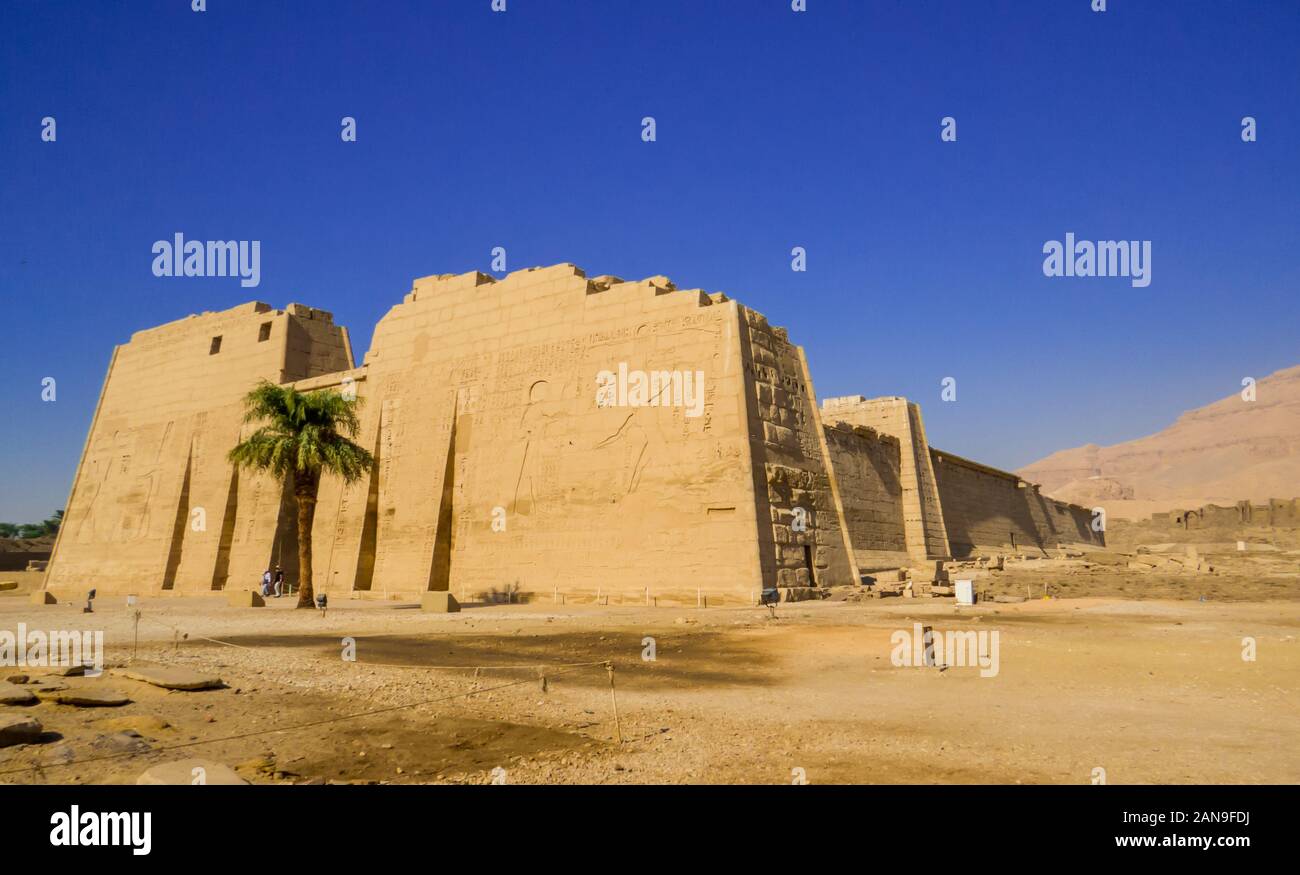 Blick auf den Medinet Habu Tempel in Luxor, Ägypten Stockfoto