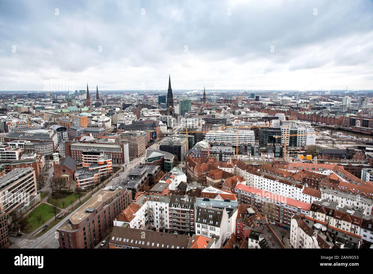 Seite panorama Hamburg, Deutschland, geschossen von an einem bewölkten Tag Drohne im Herbst Stockfoto