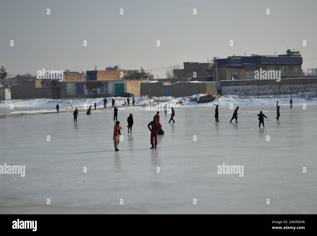 Afghanische Jungen Schlittschuhlaufen in Kabul, Afghanistan Stockfoto