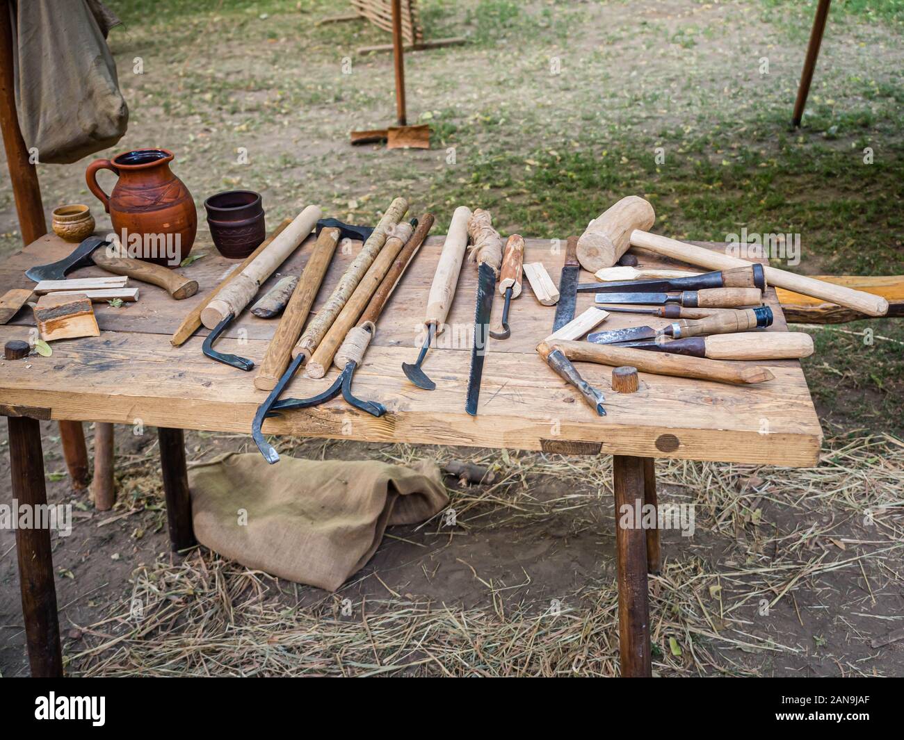Alte Holzbearbeitung Werkzeug Hand: Holz- Ebene, Meißel Axt,  Vorschlaghammer, Hammer und in einer Schreinerei auf schmutzigen rustikalen  Tisch mit Sägespänen abgedeckt Stockfotografie - Alamy