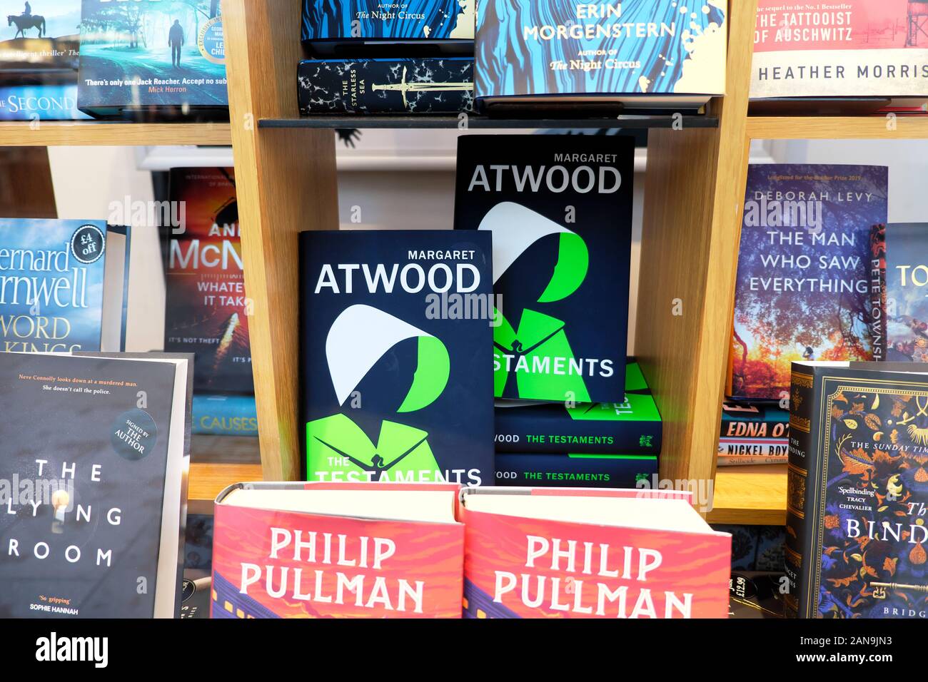 Margaret Atwood Buch Das Testament von Bücher im shop Fenster von Waterstones Buchhandlung in London England umgeben, Großbritannien Großbritannien KATHY DEWITT Stockfoto