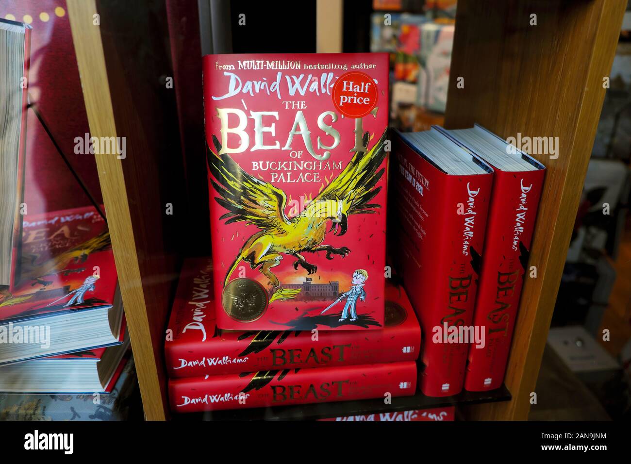 David Walliams Kinderbuch "The Beast of Buckingham Palace" in Waterstones Buchhandlung Window London England UK KATHY DEWITT Stockfoto