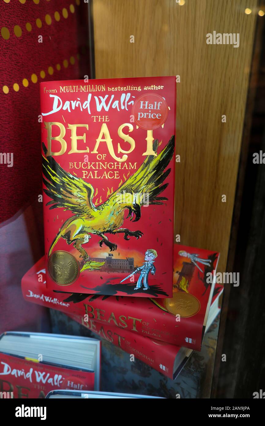 Der britische Autor David Walliams Kinderbuch "The Beast of Buckingham Palace" Waterstones Buchladen Window London England UK KATHY DEWITT Stockfoto