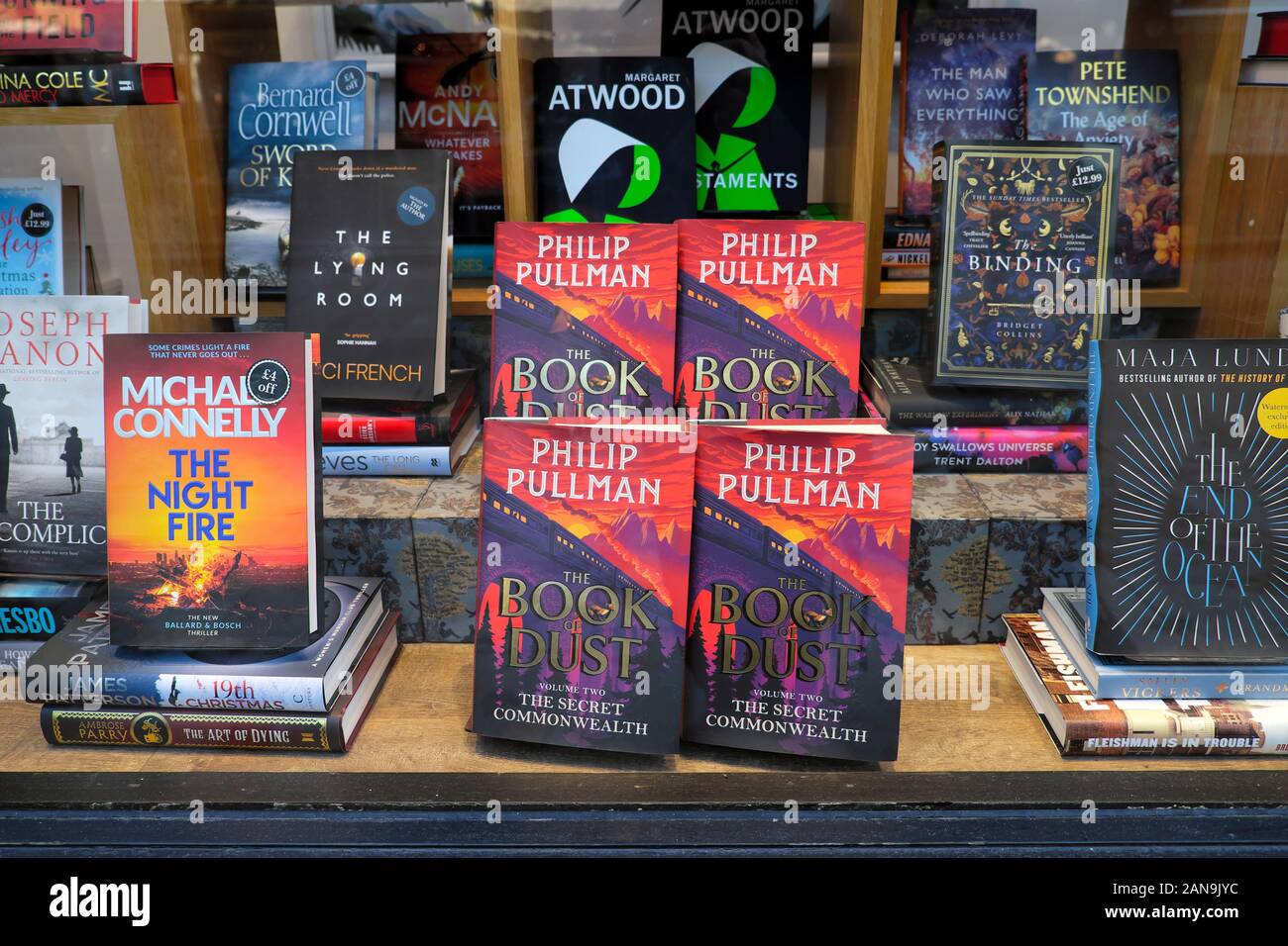 Philip Pullman das Buch von Staub buchen Sie die vorderen Abdeckungen in Waterstones Buchhandlung Fenster mit anderen Büchern im Jahr 2019 London England UK KATHY DEWITT Stockfoto