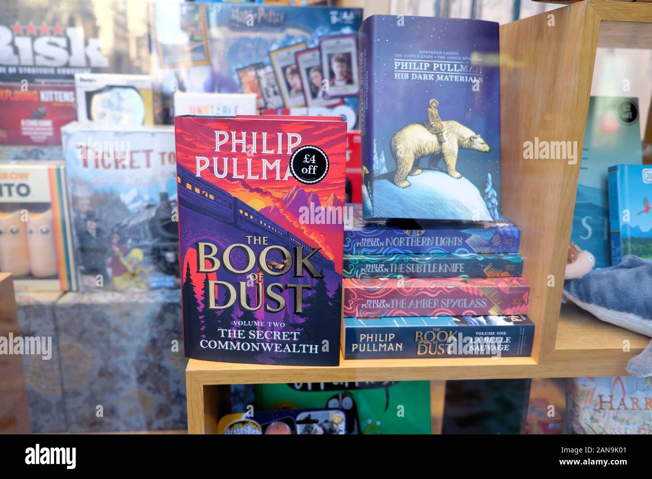 Philip Pullman das Buch von Staub Buch vordere Abdeckung in Waterstones Buchhandlung Fenster mit anderen Büchern im Jahr 2019 London England UK KATHY DEWITT Stockfoto