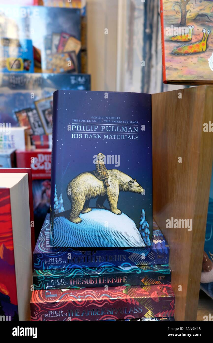 His Dark Materials Buch vordere Abdeckung in Waterstones Buchhandlung shop Fenster anzeigen im Jahr 2019 London England UK KATHY DEWITT Stockfoto
