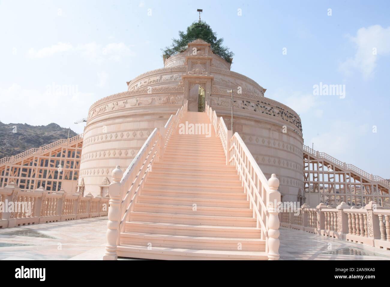 Nakoda-Tempel aus weißem Stein von Rajasthan, Indien Stockfoto