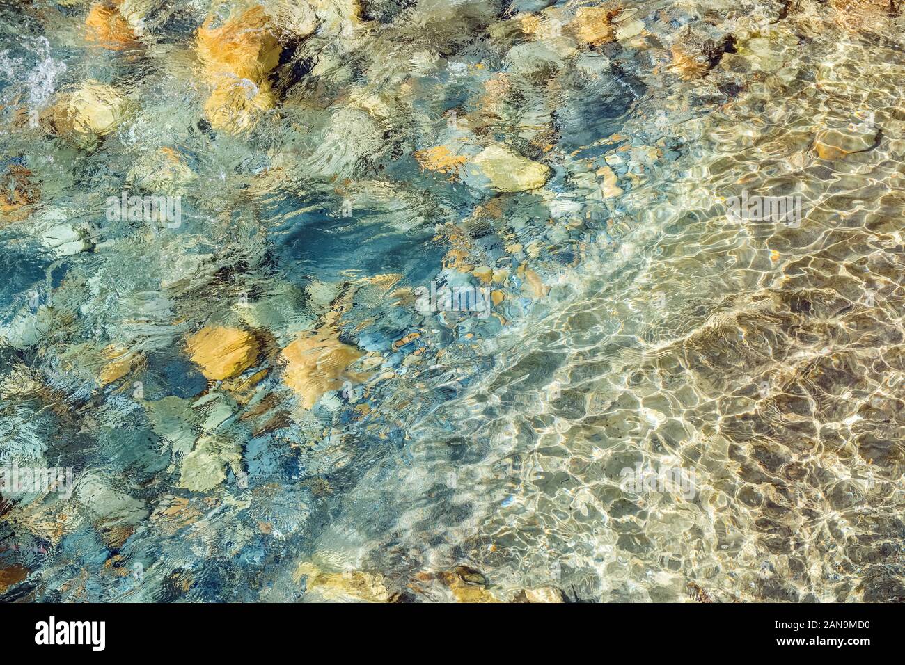 Klares Wasser, das in einem Gletscherfluss im Nepal Himalaya fließt Stockfoto
