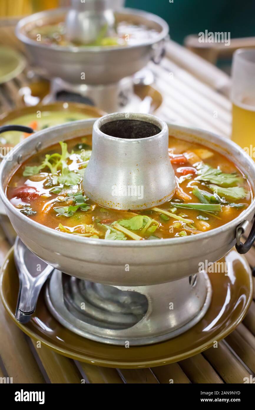 Tom Yum Suppe in traditionellen Geschirr in einem Street Restaurant Stockfoto