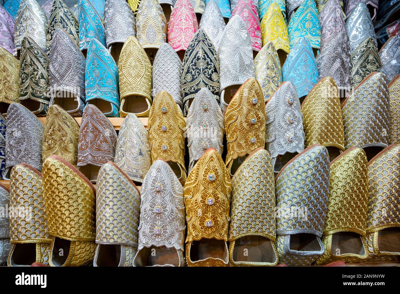 Bunte Hausschuhe in der Altstadt von Marrakesch, Marokko, Nordafrika verkauft Stockfoto