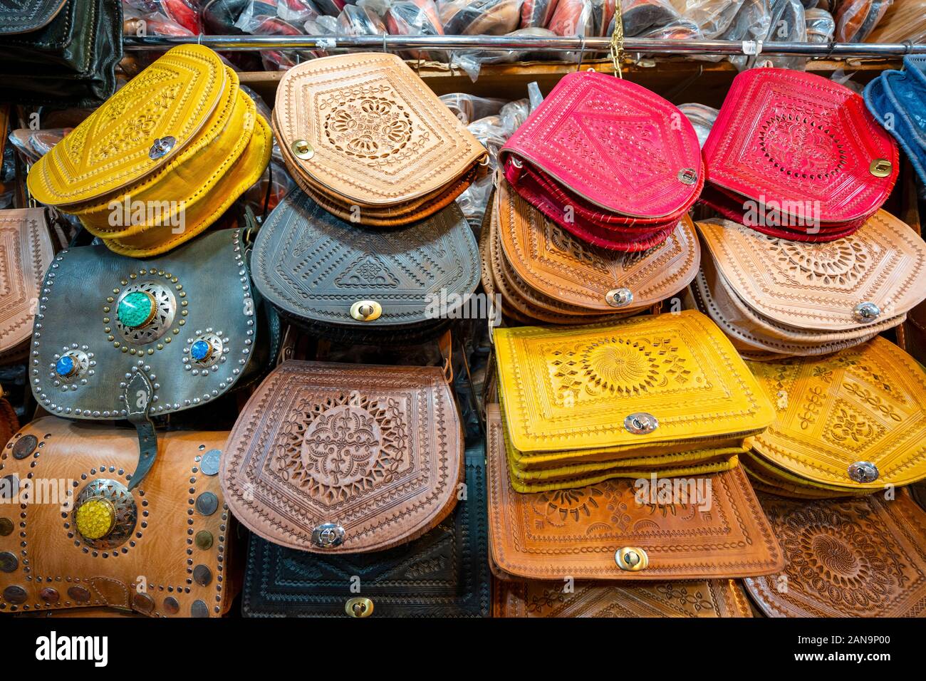 Farbenfrohe handgefertigte Ledertaschen in der Altstadt von Marrakesch, Marokko verkauft Stockfoto